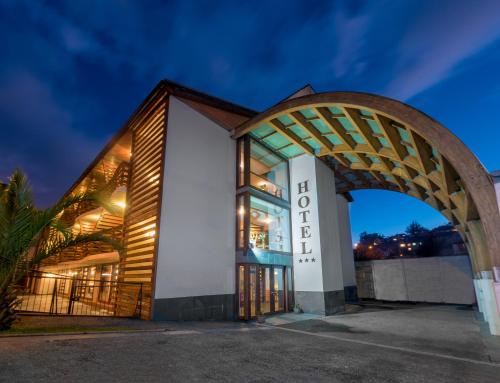 een gebouw met een boog 's nachts bij Hotel Germania in Puerto Varas