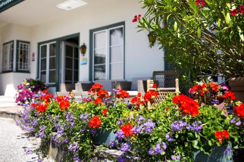 un ramo de flores delante de una casa en Villa Konstanze, en Velden am Wörthersee