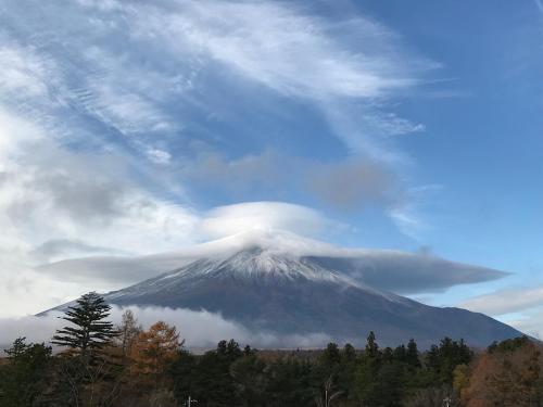 Sun Plaza Hotel Fuji Lake Yamanaka في ياماناكاكو: جبل مع تشكيل سحابة gunigunigunigunigunigunigunigunigunigunigunigun