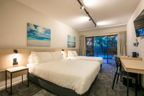 Cama ou camas em um quarto em Nightcap at Kawana Waters Hotel