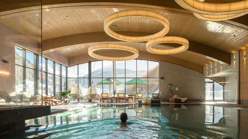 La alberca dentro o cerca de Bergland Design- und Wellnesshotel