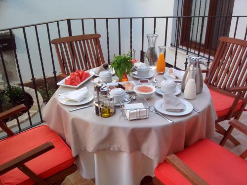 une table avec un chiffon de table blanc dans l'établissement La Posada de Quijada, à Grenade