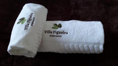 una toalla blanca con las palabras Villa Fergils permitidas en ella en Villa Figueira, en Portimão