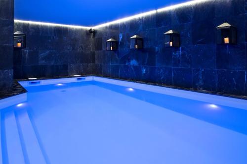 La salle de bains est pourvue d'une baignoire avec éclairage bleu. dans l'établissement Araucaria Hotel & Spa, à La Plagne