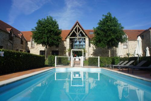 The swimming pool at or close to Hotel Les Suites - Domaine de Crécy