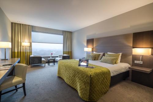 Giường trong phòng chung tại Van der Valk Hotel Düsseldorf