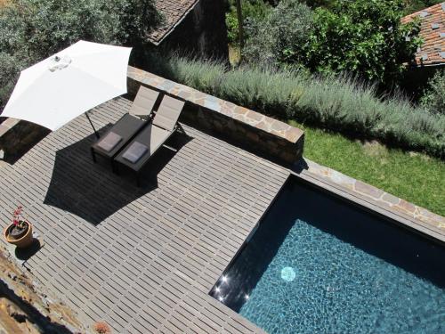 an overhead view of a swimming pool with a table and bench at Casa do Talasnal in Lousã