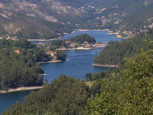 une vue aérienne sur deux lacs dans une vallée dans l'établissement Casa Encosta do Gerês-Ferias no Gerês, à Vieira do Minho