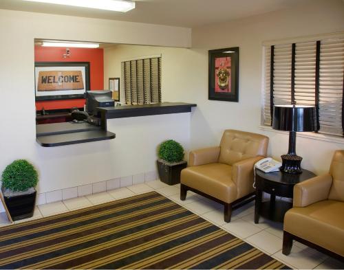 A seating area at Extended Stay America Suites - Albuquerque - Airport