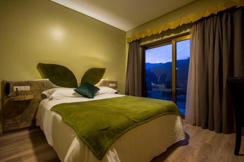 Cama ou camas em um quarto em Beleza Serra Guide Hotel