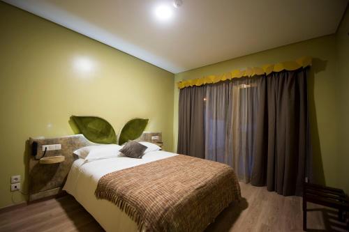 Cama ou camas em um quarto em Beleza Serra Guide Hotel