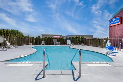 une piscine dans un hôtel dans l'établissement Howard Johnson by Wyndham Evansville East, à Evansville