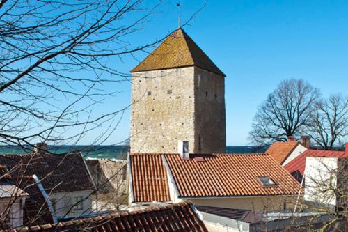 budynek z wieżą na szczycie miasta w obiekcie Casa Kruttornet & Villa Fiskarporten w mieście Visby