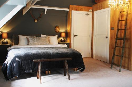 - une chambre avec un grand lit et une échelle dans l'établissement Hotel & Restaurant Meneer Van Eijck, à Oisterwijk