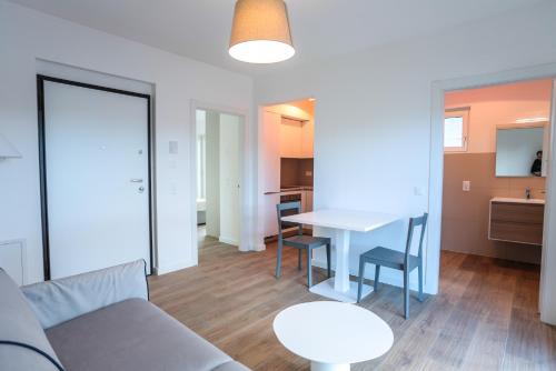 un soggiorno con divano e tavolo di Modern apartment in Lugano a Lugano