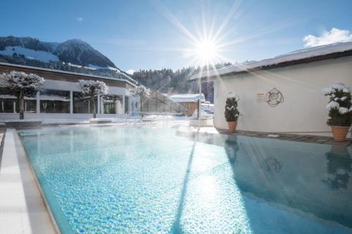 Swimmingpoolen hos eller tæt på Alm- & Wellnesshotel Alpenhof