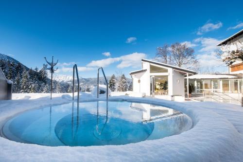 Swimmingpoolen hos eller tæt på Alm- & Wellnesshotel Alpenhof