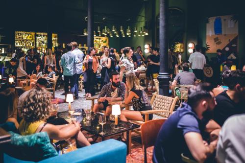 una folla di persone sedute in un ristorante di Hotel Casa Bonay a Barcellona