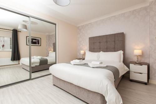 Una cama o camas en una habitación de Dunfermline - Premium Two Bedroom Apartment - KW