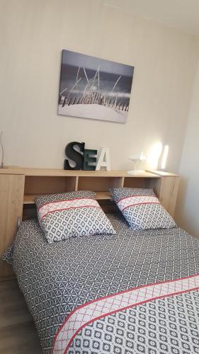 Una cama o camas en una habitación de Résidence MONTE CARLO