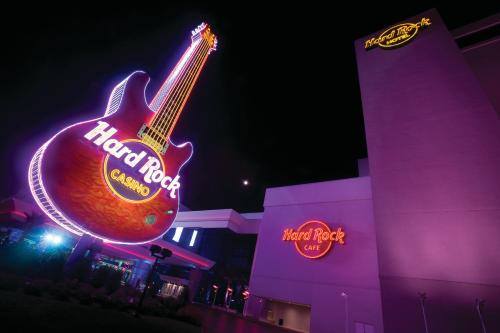 znak w kształcie gitary przed hotelem w obiekcie Hard Rock Hotel & Casino Biloxi w mieście Biloxi