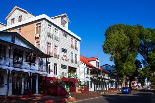 grupa budynków na ulicy miejskiej w obiekcie Hotel Palacio w mieście Paramaribo