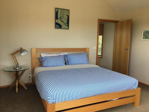 Tempat tidur dalam kamar di Apostle Hideaway - Central Port Campbell