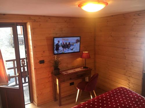 esquina de una habitación con TV en la pared en B&B Gressoney, en Gressoney-la-Trinité