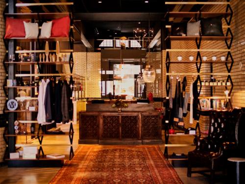 una tienda con una habitación llena de ropa en los estantes en Detroit Foundation Hotel, en Detroit