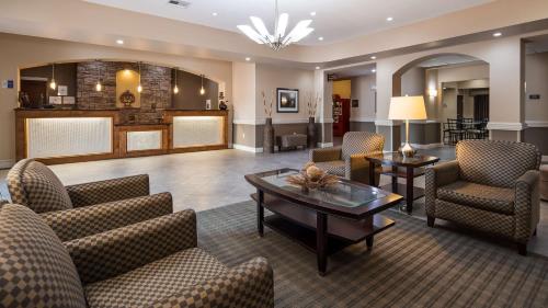 アビヴィルにあるBest Western Abbeville Inn and Suitesのロビー(ソファ、テーブル付)