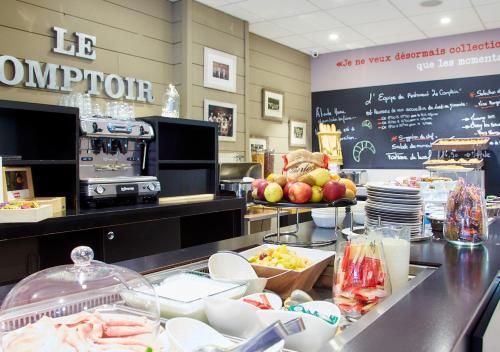 un restaurante con un mostrador con comida. en Campanile Dijon Centre - Gare, en Dijon