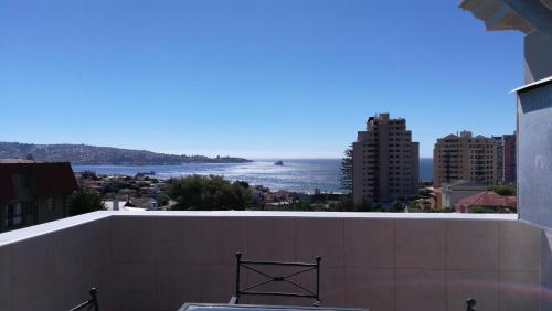 een uitzicht op de oceaan vanuit een gebouw bij CasaMatta in Viña del Mar