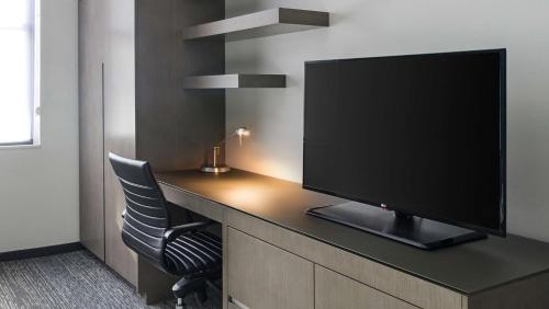 TV at/o entertainment center sa Hyatt House Jersey City