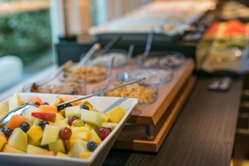 ein Buffet mit einem Obstteller auf dem Tisch in der Unterkunft Hotel Zeerust Texel in De Koog