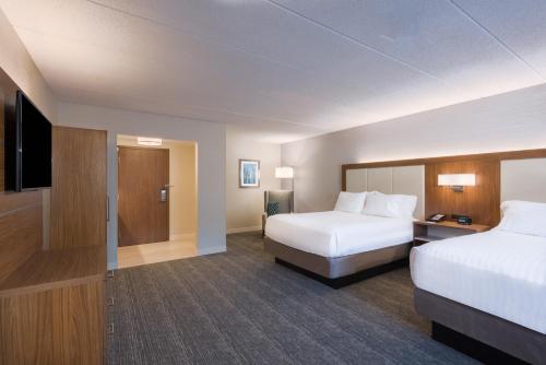 Rúm í herbergi á Holiday Inn Express Boston-Waltham by IHG