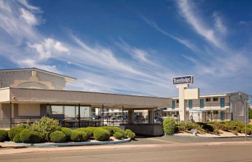 un edificio con una señal delante de él en Travelodge by Wyndham Page, View of Lake Powell, en Page