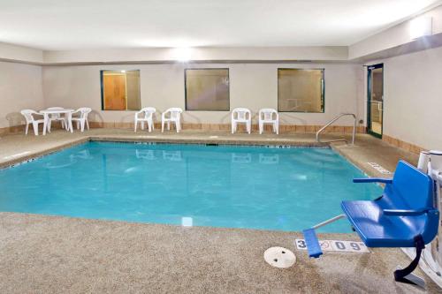 Piscina a Super 8 by Wyndham South Bend o a prop