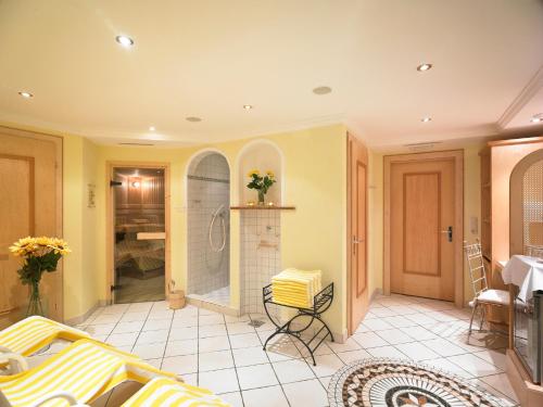 a living room with a tub and a shower at Pension Regina in Lech am Arlberg