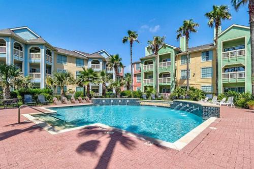 Piscina de la sau aproape de The Dawn on Galveston Beach