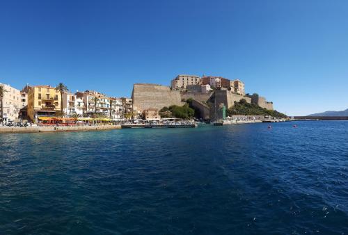 Blick auf einen Wasserkörper mit Gebäuden in der Unterkunft Casa ANNA in Calvi