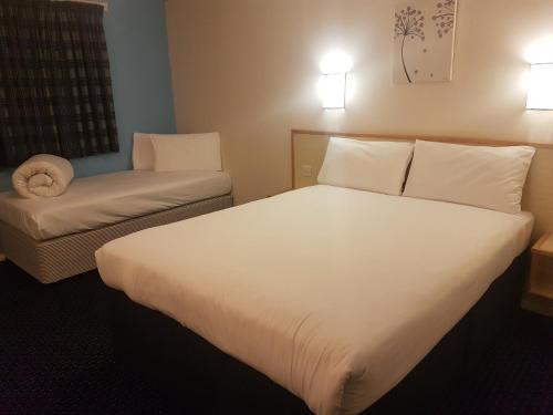 Days Inn Sutton Scotney North में एक कमरे में एक या कई बेड