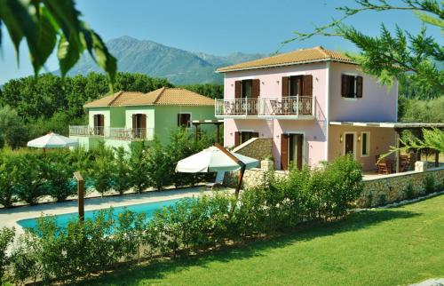 una villa con piscina e una casa di Il Viaggio Verde a Vassiliki