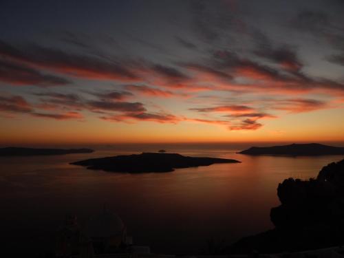 un tramonto su un grande corpo d'acqua di Le Petit Greek a Firà