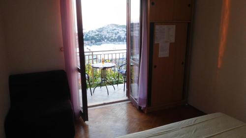 Pokój z drzwiami wychodzącymi na balkon ze stołem w obiekcie Pansion Panorama Dubrovnik w Dubrowniku