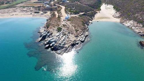 uma vista aérea de uma ilha na água em Villa Ateni em Gavrio