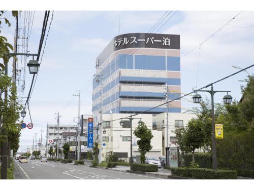 een gebouw met Aziatisch schrift erop bij Hotel Super Tomari in Fujieda