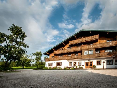 un edificio con balconi sul lato di Gasthof Steinerwirt a Grossgmain