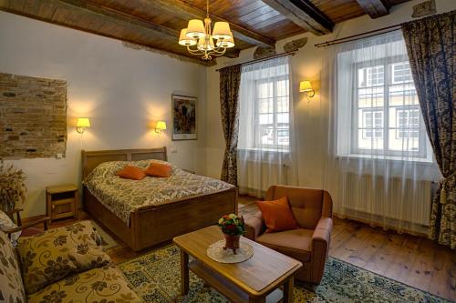 een slaapkamer met een bed en een woonkamer bij Bernardinu B&B House in Vilnius