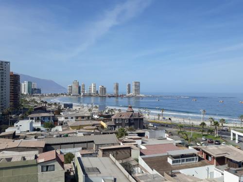 widok na miasto z budynkami i ocean w obiekcie Playa Hotel - Cavancha w mieście Iquique