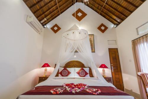 ein Schlafzimmer mit einem Bett mit Blumen darauf in der Unterkunft Jero Sebali Villa in Ubud